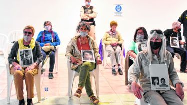 Sobrevivientes de la tortura e integrantes de organismos acompañaron las tres jornadas de alegatos de la fiscalía con imágenes de las desaparecidas. Foto Florencia Salto.