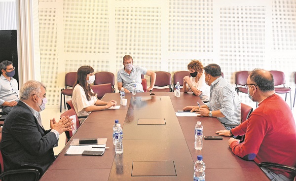 Los dirigentes de Siprosapune César dell Ali y Noemí Alemany en una reunión con legisladores del MPN y la oposición días atrás. Foto: Florencia Salto.