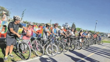 UNE organizó una bicicleteada con sus candidatos Emmanuel Guagliardo y Alejandra Rodríguez