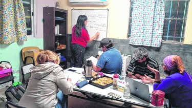 El colegio secundario funciona en el barrio Obrero, uno de los tantos asentamientos que hay en Cipolletti.