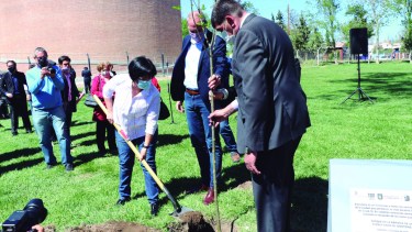 La directora del hospital local Claudia Muñoz y el intendente Claudio Di Tella. 