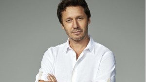 Benjamín Vicuña se acuesta en el diván