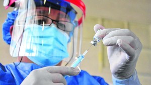 Instituyen el “Día de la vacunadora y el vacunador”, en honor a esta enfermera que falleció por Covid – 19