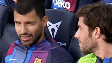 El show del Kun Agüero en el banco de suplentes del Barcelona. 