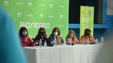 La gobernadora Arabela Carreras entregó aportes a instituciones por 2,6 millones de pesos. Foto: Marcelo Martínez 