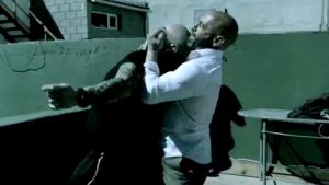 Un ministro de Seguridad se filmó luchando cuerpo a cuerpo contra «ladrones»