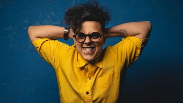 El artista, que se reconoce como no binario, inició a fines de septiembre una gira nacional que lo traerá a la región. Foto: prensa Mocchi.