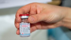 Suspenden el uso de la vacuna Moderna en varones jóvenes en tres países de Europa
