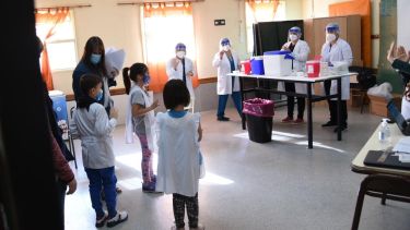 Ayer comenzó la vacunación a menores de 11 años en las escuelas de Neuquén. (archivo Florencia Salto)