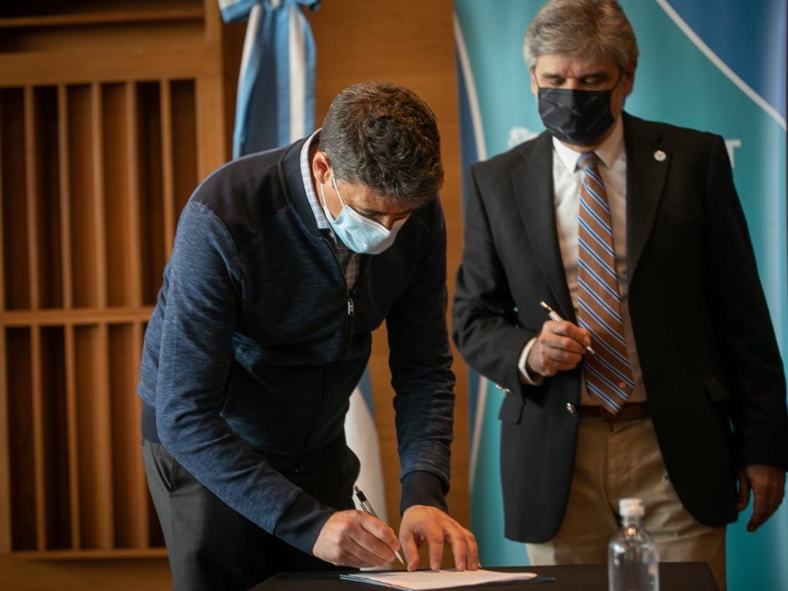 Fondos. El momento en que el Ministro de Ciencia de la Nación, Daniel Filmus, firmó acuerdo con la provincia de Neuquén para darle más fondos para investigación 