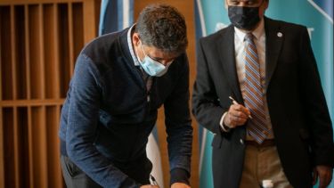 Fondos. El momento en que el Ministro de Ciencia de la Nación, Daniel Filmus, firmó acuerdo con la provincia de Neuquén para darle más fondos para investigación 