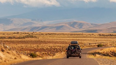 Cada vez más visitantes llegan a San Martín de los Andes con sus bicicletas para disfrutarla sobre ruedas. Foto: Patricio Rodríguez. 