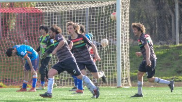 Los players de Embajadores festejan una de sus conquistas contra Cumbres. Fotos: Patricio Rodríguez. 