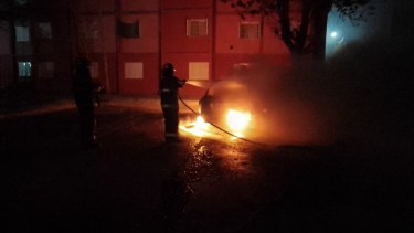 Daños totales en un auto incendiado durante la madrugada en Plaza Huincul