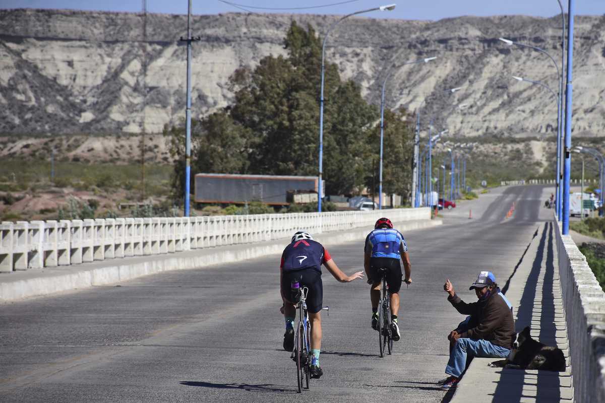Los fines de semana son días que se suelen ver mayor cantidad de ciclistas de montaña en Roca. Foto Emiliana 
Cantera