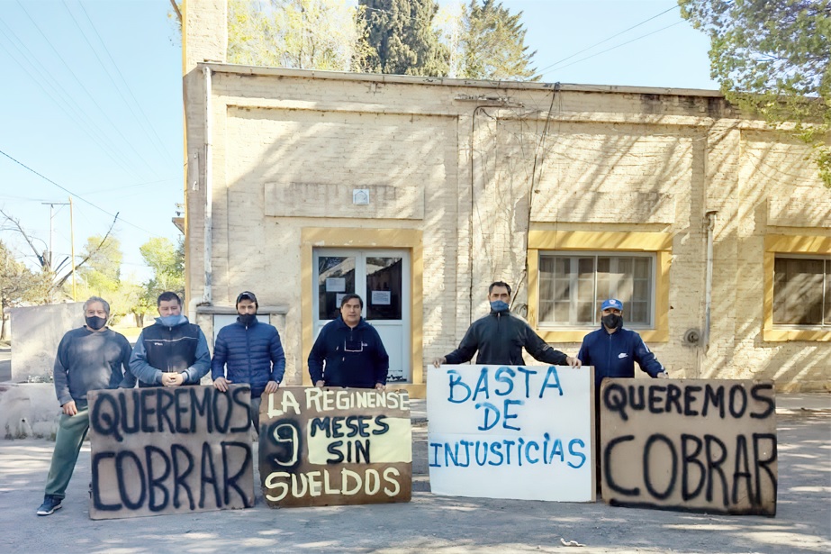 Los trabajadores de planta mantienen el reclamo en las puertas de la Cooperativa La Reginense. (Foto Néstor Salas)