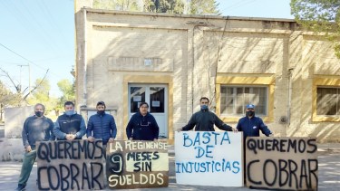 Los trabajadores de planta mantienen el reclamo en las puertas de la Cooperativa La Reginense. (Foto Néstor Salas)