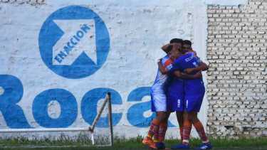 Deportivo Roca derrotó a Mainqué en la tarde del Maiolino. Fotos: Emiliana Cantera 