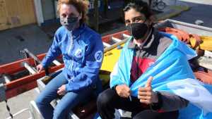 Llegó Cecilia Collueque, la campeona mundial de canotaje, y recorrió las calles en una autobomba