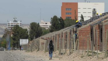 La construcción de nuevos barrios sigue siendo un inconveniente en Río Negro por falta de fondos provinciales y la dificultad en la ejecución de los planes federales. Foto: archivo/Juan Thomes.