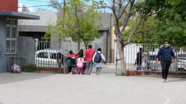 Un adulto deberá asumir la responsabilidad previo a la aplicación de las dosis a los niños del nuevo grupo incorporado al operativo. (Foto: Juan Thomes)
