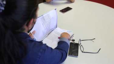 La mujer denuncia deficiencias en la atención del Juzgado de Familia de Roca Foto: Juan Thomes