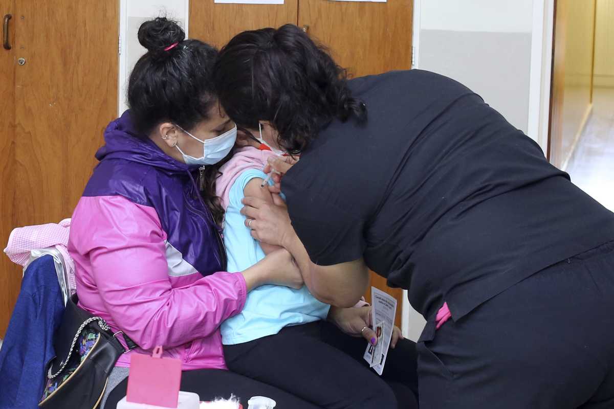 Este miércoles comienza la vacunación a chicos de 3 a 11 años en Bariloche. Foto: Juan Thomes