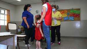 Hoy sigue la vacunación en dos jardines y mañana en una Primaria de Roca