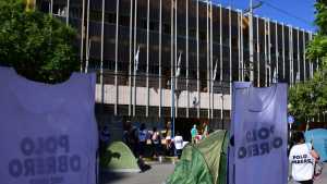 Miembros del Polo Obrero protestan con acampe frente al municipio, en Roca