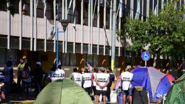 Frente al municipio se hicieron presente más de 20 familias de barrio Quinta 25. Foto: Emiliana Cantera