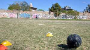 Delincuentes robaron a chicos que habían terminado de jugar a la pelota en Roca