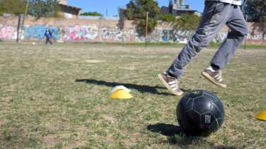 Los chicos estaban en la canchita del barrio San Cayetano cuando fueron sorprendidos por los delincuentes. Foto: Emiliana Cantera