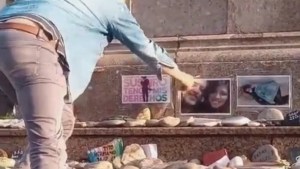 La foto de Solange y su papá, arrancada junto a otras del memorial por los vándalos