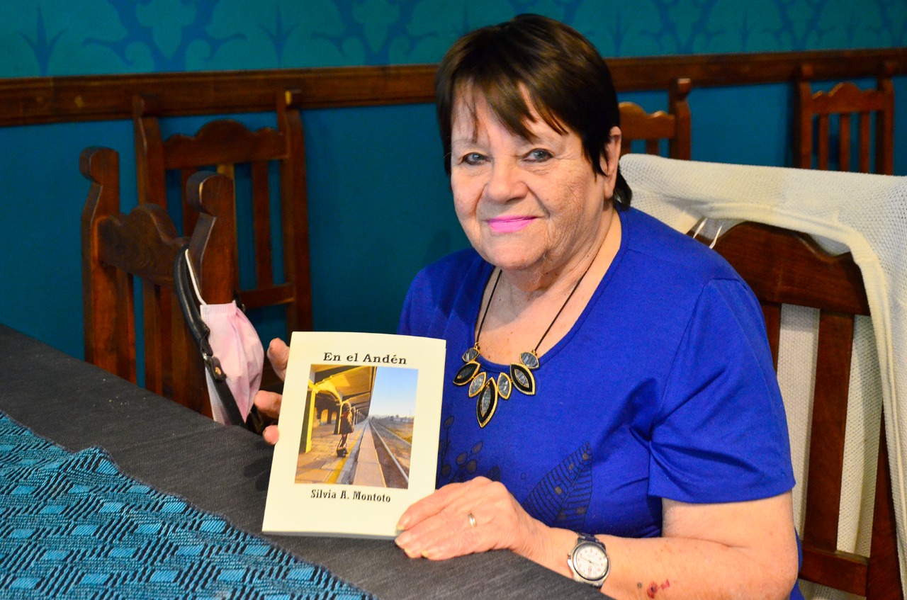 Nacida en Maquinchao y radicada en Villa Regina, Silvia Montoto, presentará su libro con 40 cuentos cortos. (Foto Néstor Salas)