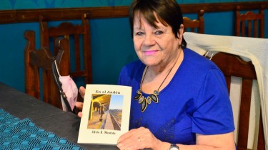 Nacida en Maquinchao y radicada en Villa Regina, Silvia Montoto, presentará su libro con 40 cuentos cortos. (Foto Néstor Salas)