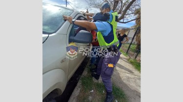 La policía logró efectuar el rescate rompiendo uno de los vidrios de la camioneta. Foto: Prensa Policía