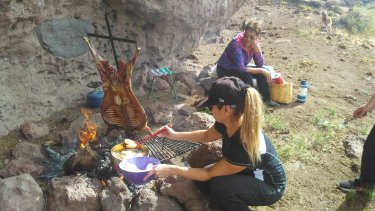 La gastronomía de la zona ofrece platos exquisitos. Cordero al asador y tortas fritas, infaltables. Foto. Gentileza. 