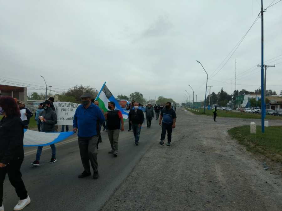 Jubilados de la policía reclama el pago de zona austral - Roca