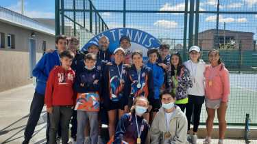 El plantel del Depo estuvo integrado por 14 tenistas y dos profesores del cuerpo técnico (Foto Gentileza)