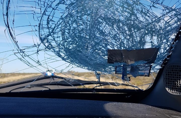 La familia mostró cómo quedó el parabrisas de su vehículo tras el ataque. Foto: Gentileza.
