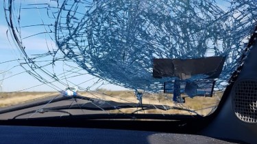 La familia mostró cómo quedó el parabrisas de su vehículo tras el ataque. Foto: Gentileza.