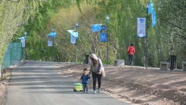 El tramo inaugurado sobre el río Neuquén tiene un espacio para el peatón y para ciclistas. Foto: Yamil Regules 