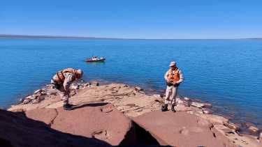 Se encontraron trece pisadas en el embalse Ramos Mexía. Foto: Gentileza @Prefectura Naval