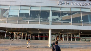 Se despredió la estructura del techo del supermercado Foto: Oscar Livera