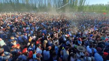Una multitud bailó con Sole Vera y Los Pampas en el cierre de las jineteadas. Foto: Gentileza De Los Santos. 