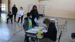 Empezaron a vacunar a niños de la escuela primaria más grande de Roca