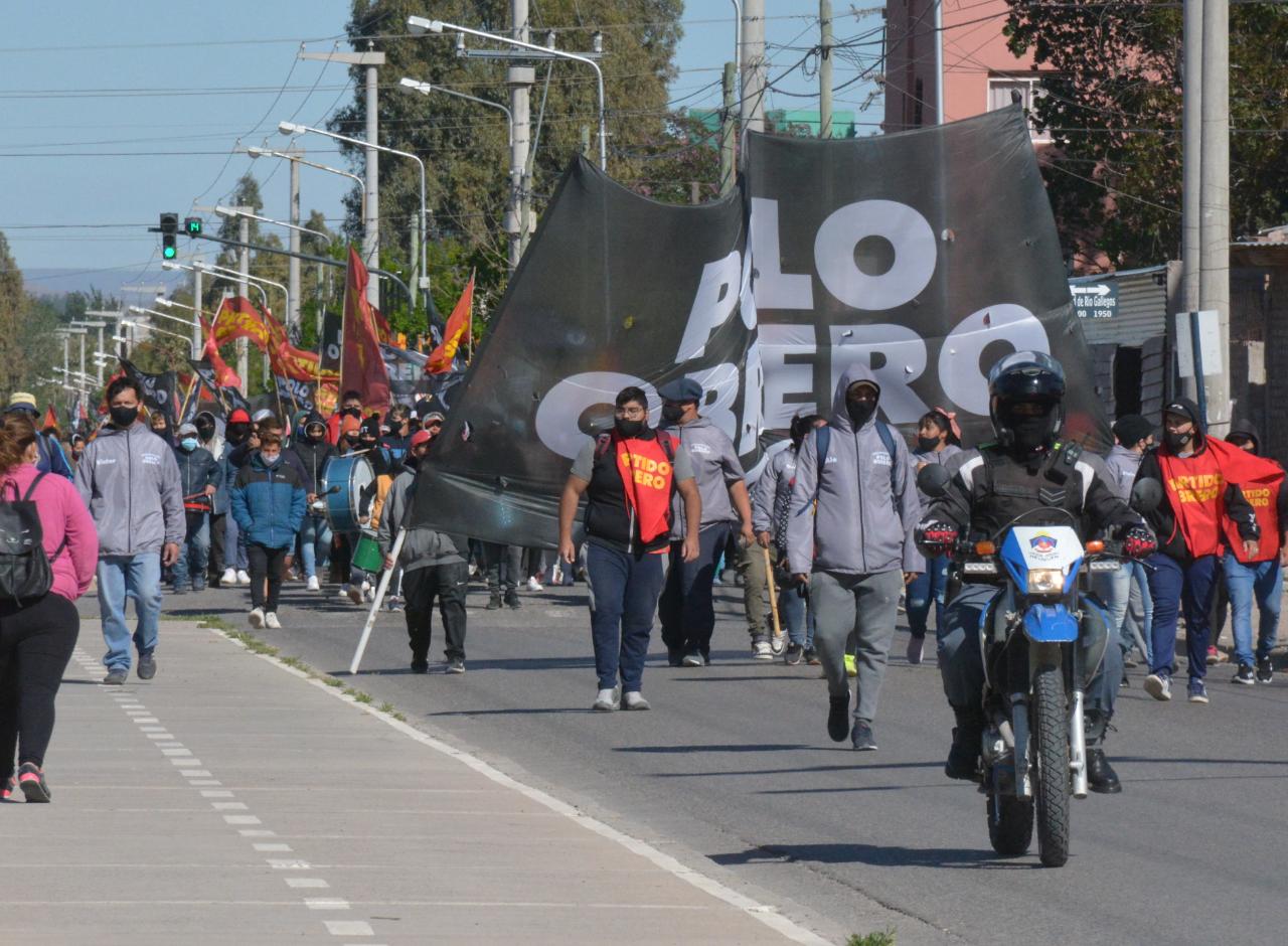 Previo a la permanencia en el Municipio, hubo una movilización que partió desde Novella y Racedo. Foto: Yamil Regules
