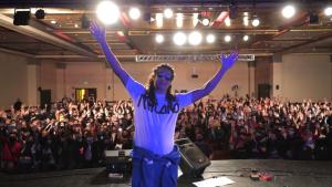 «Buena!, Petroka» llega a Roca con su humor ácido y espontáneo