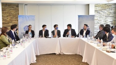 Tobin Nelson, el funcionario que visitó la ciudad, junto a funcionarios y empresarios. Foto: gentileza.