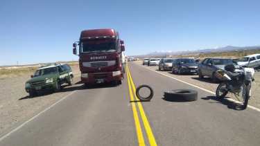Trabajadores viales realizan un corte intermitente en la Ruta 22 en Zapala